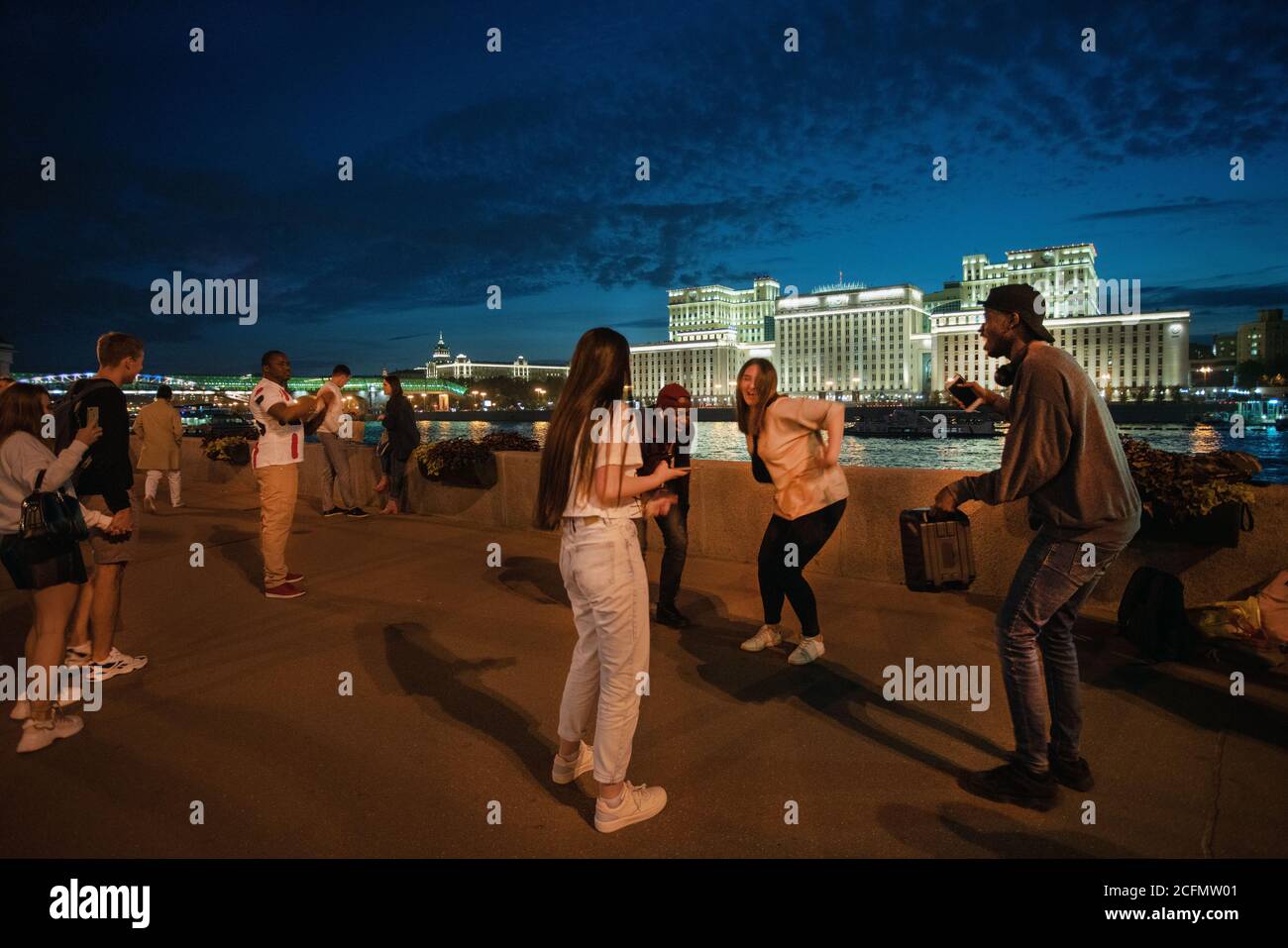 09/07/2020 Moskau, Russland. Russische Mädchen und ausländische schwarze Jungen tanzen zusammen s in Moskau im Gorki-Park Stockfoto