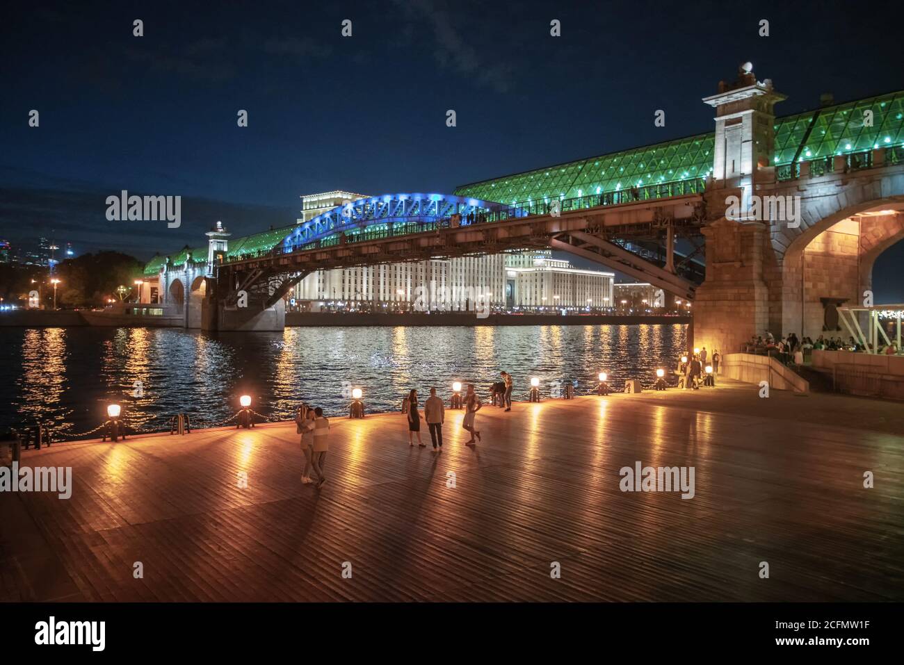 Mehrere Paare tanzen ohne Musik - im vergangenen Jahr war es hundert Menschen tanzen Gorki Park, Moskau und Moskau Fluss fließt. Nicht erkennbar per Stockfoto