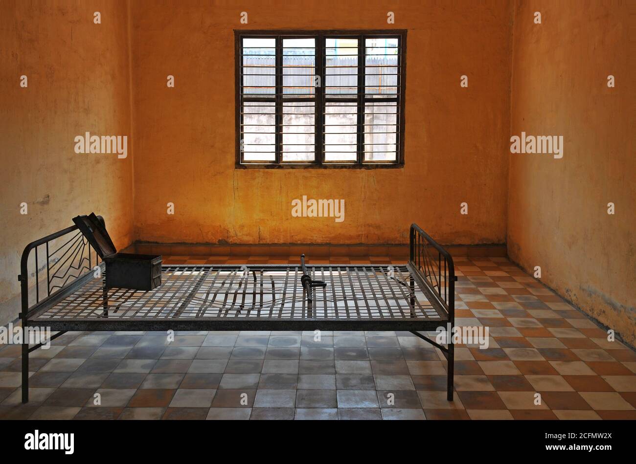 Innenraum eines Folterraums in Tuol Sleng, auch bekannt als S 21 in der Zeit der Roten Khmer, Phnom Penh, Kambodscha. Stockfoto