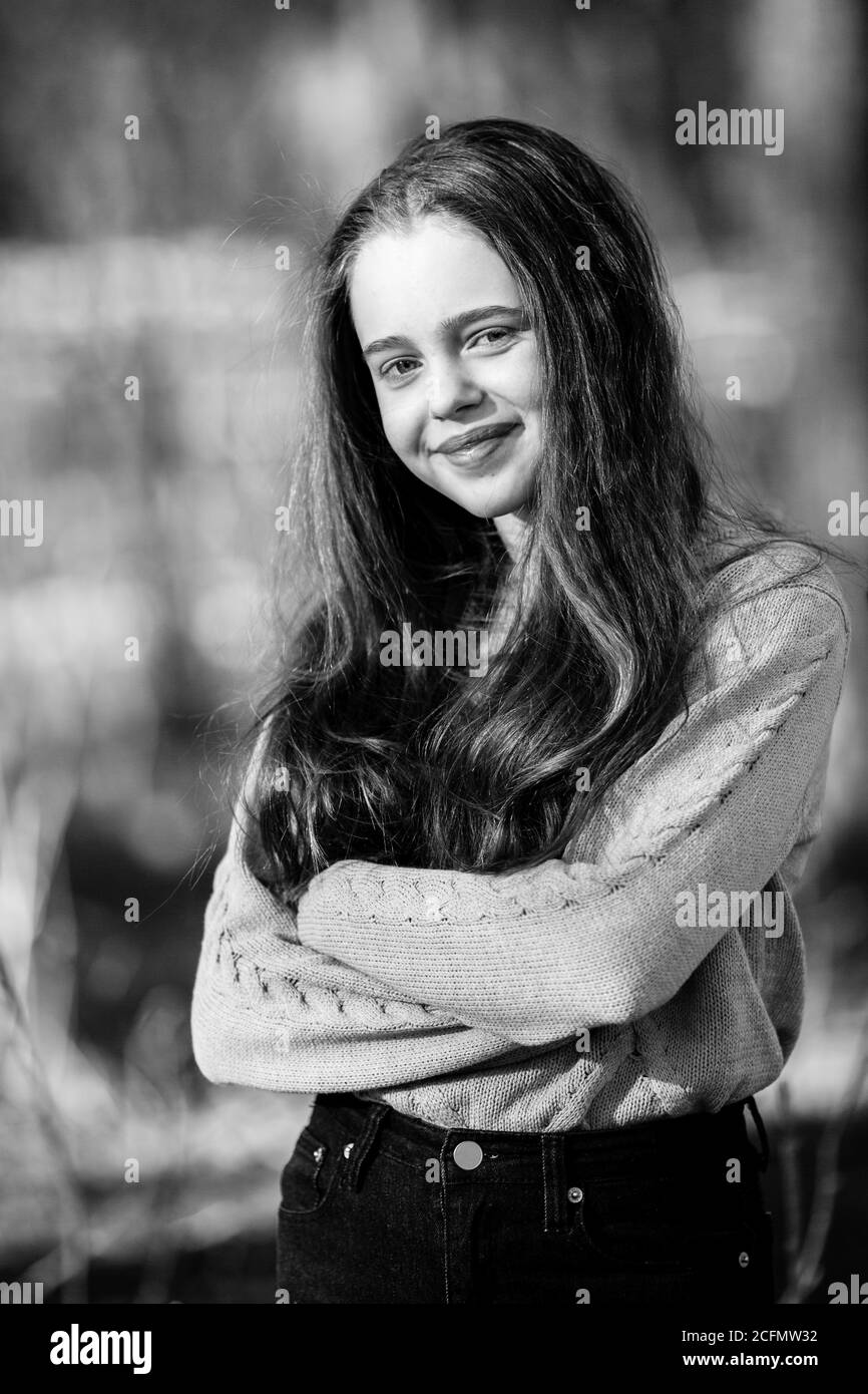 Porträt eines Teenagers im Freien. Schwarzweiß-Foto. Stockfoto