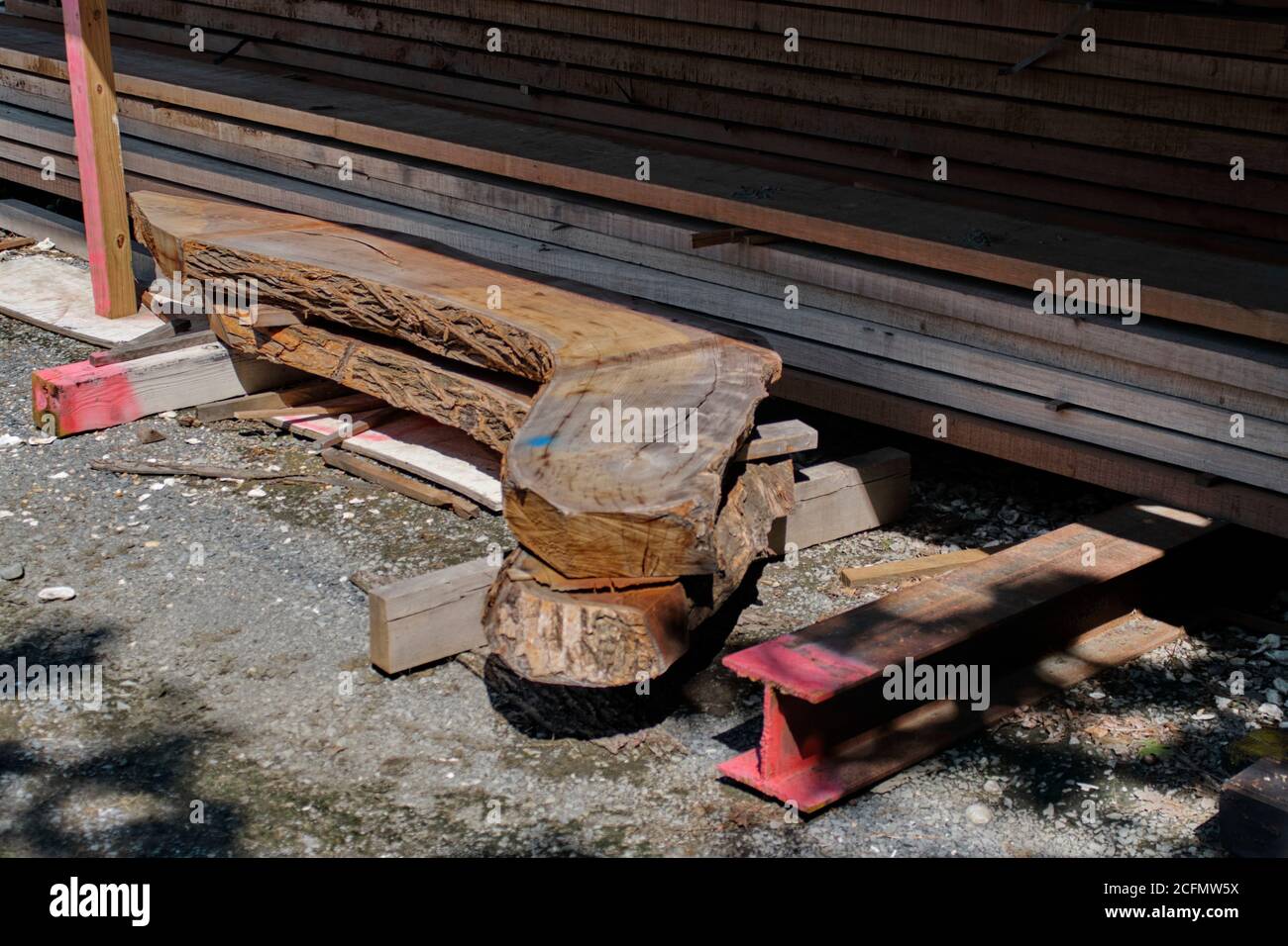 Im Holzlagerbereich des Chesapeake Bay Maritime Museum, St. Michaels, MD, werden ein Satz grob gehauener Holzkniee gestapelt und fertig gestellt. Stockfoto