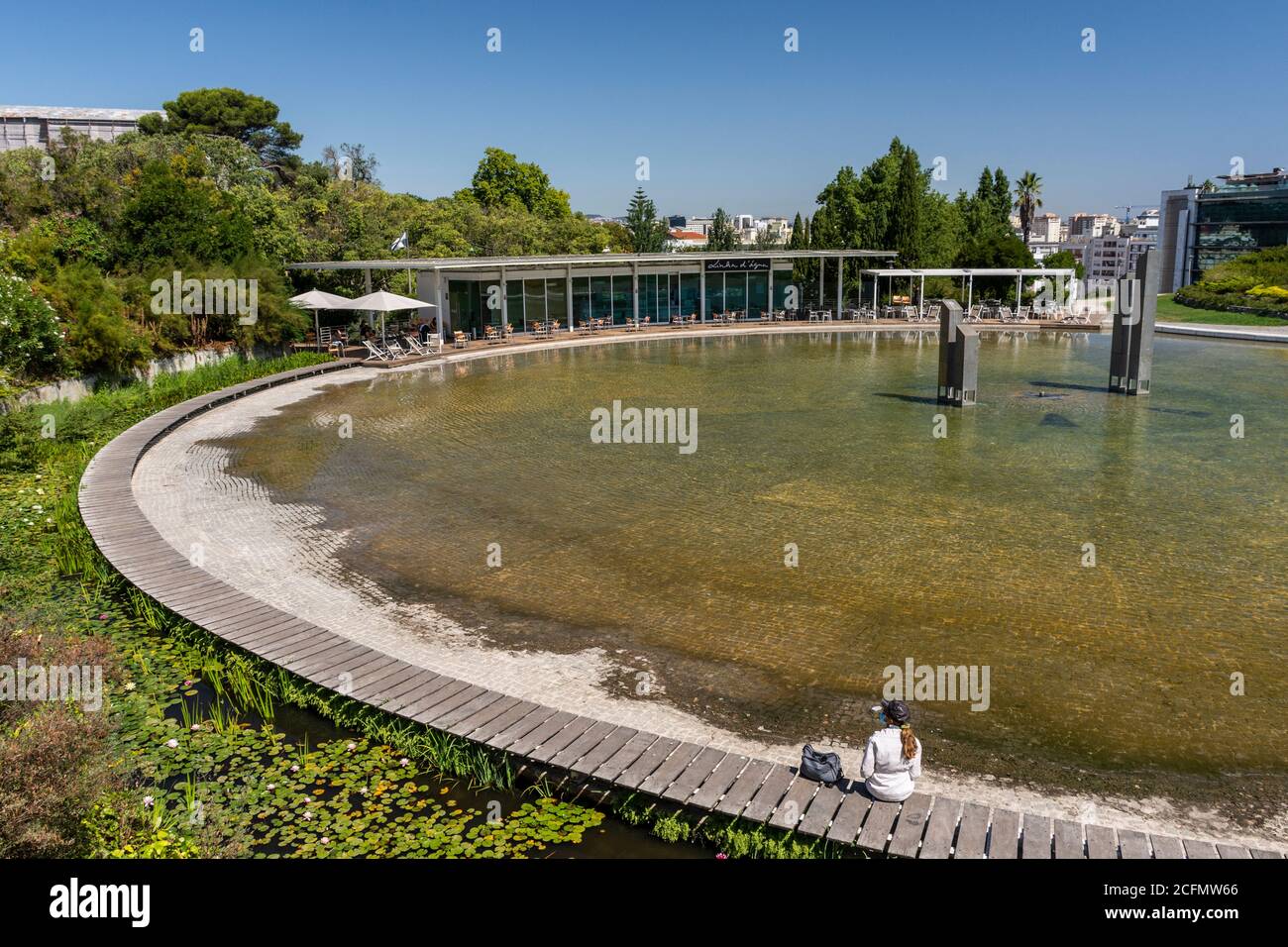 Schöner Blick auf den runden Gartensee im Zentrum von Lissabon, Portugal Stockfoto