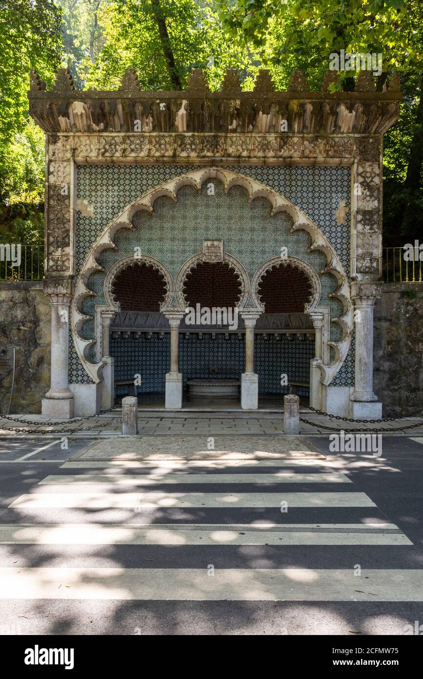 Schöne Aussicht auf den alten historischen maurischen Brunnen in Sintra, Portugal Stockfoto