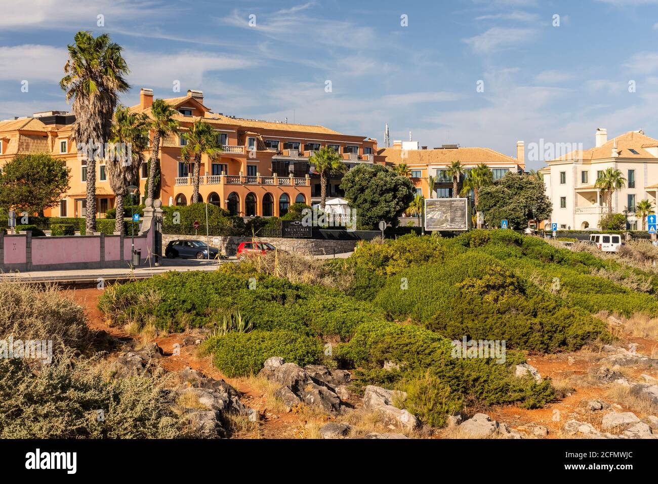 Gebäude und Häuser am Meer in Cascais, in der Nähe von Lissabon, Portugal Stockfoto