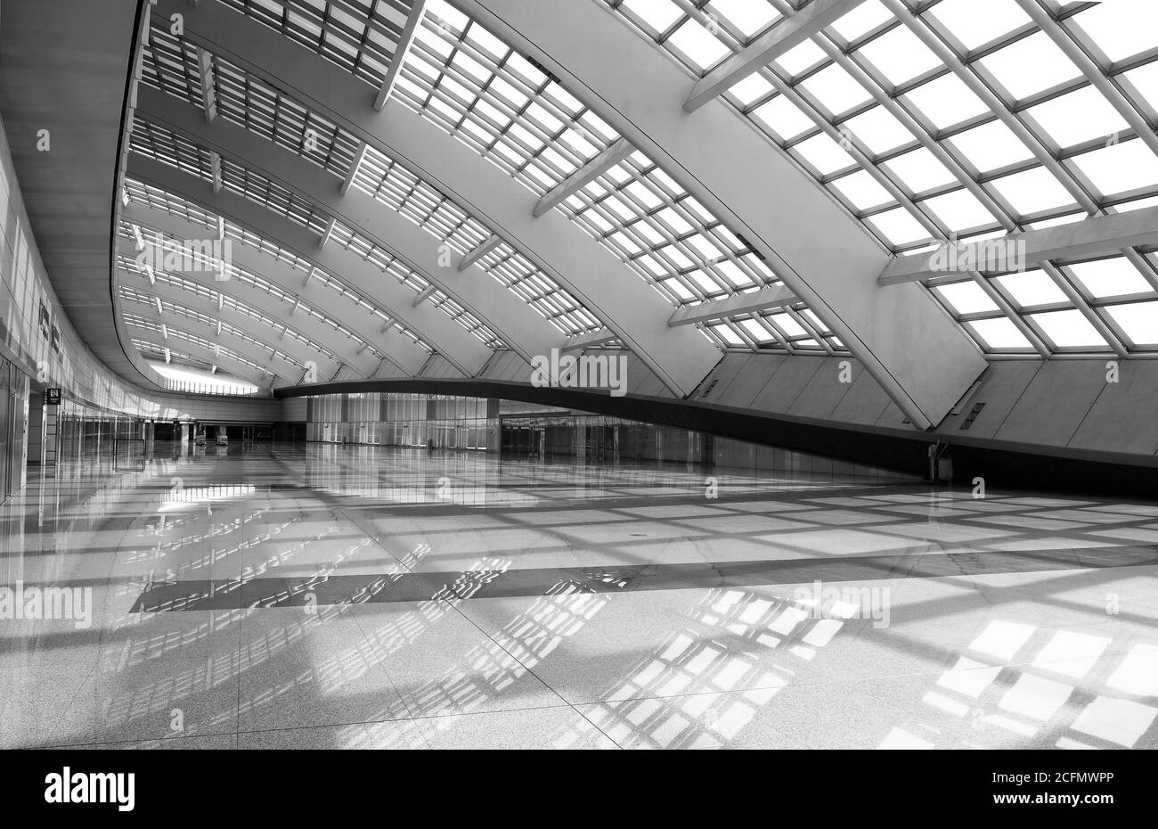 Bereich innerhalb Peking Flughafen mit einem schwarz-weißen Spiegelbild der modernen Architektur, China. Stockfoto