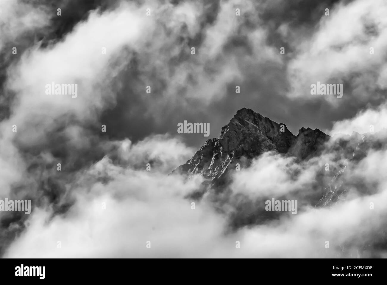 Mix-up Peak in dramatischen Morgenwolken von der Nähe des Trailhead zum Cascade Pass, North Cascades National Park, Washington State, USA Stockfoto