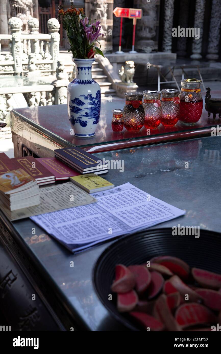 Verschiedene Literatur- und Gebetsmaterialien im Sushi-Tempel in New Taipei, Taiwan. Stockfoto