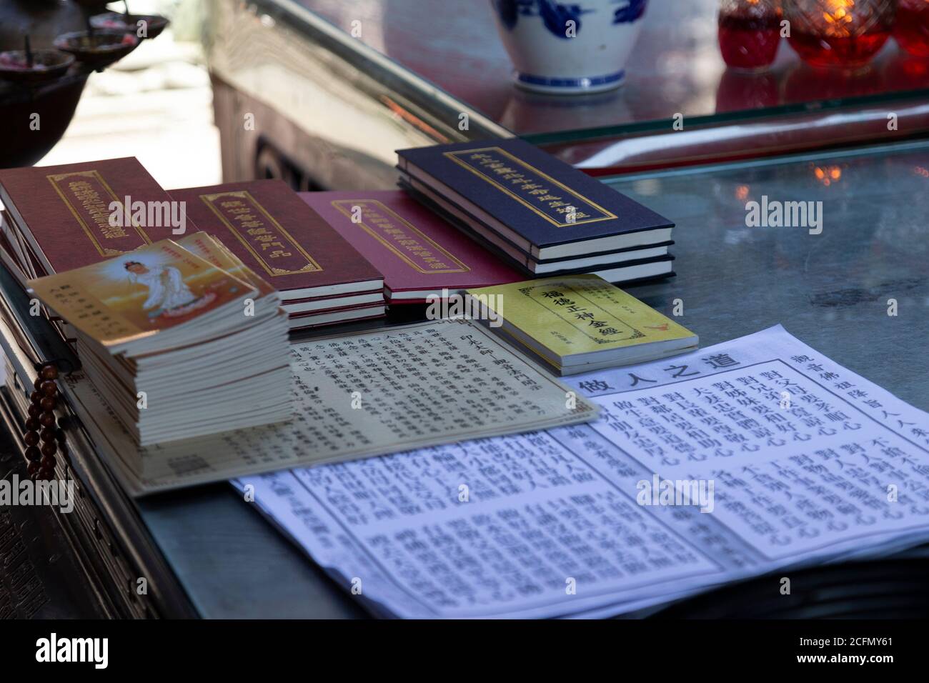 Verschiedene Literatur im Sushi-Tempel in New Taipei, Taiwan. Stockfoto