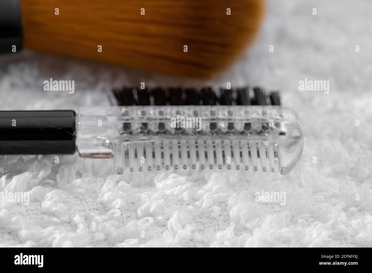 Professionelle Bürste für Augenbrauen auf weißem Hintergrund Stockfoto
