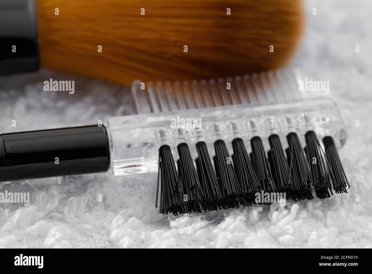 Professionelle Bürste für Augenbrauen auf weißem Hintergrund Stockfoto