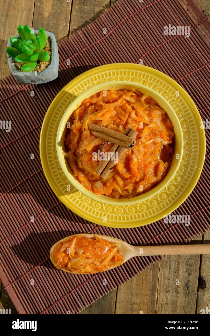 Brasilianische Dessert süß von Kürbis, Kokosnuss und Zimt in einer Schüssel auf rustikalen Tisch, typisch für brasilianische Juni-Party. Stockfoto