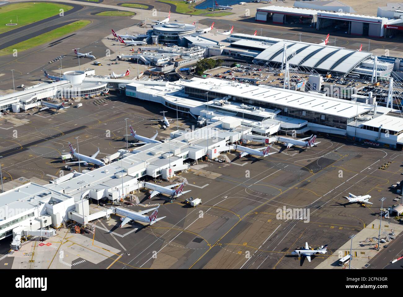 Inlandsterminal 2 und Terminal 3 am Flughafen Sydney. Luftaufnahme des Terminals für Inlandsflüge in Australien mit Virgin Australia und Qantas. Stockfoto