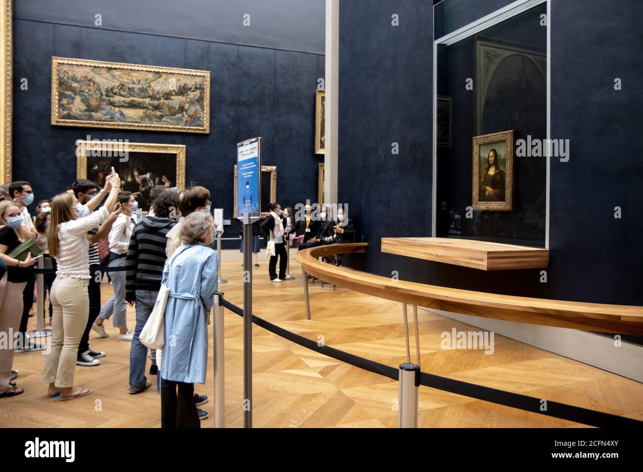 Touristen im louvre Museum während covid-19 Stockfoto