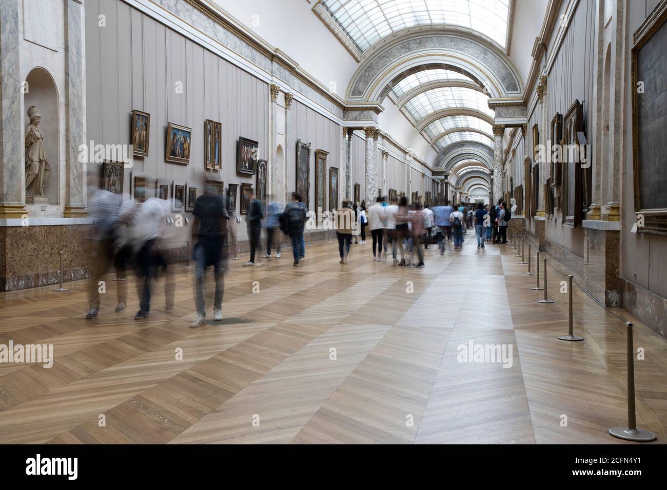 Touristen im louvre Museum während covid-19 Stockfoto