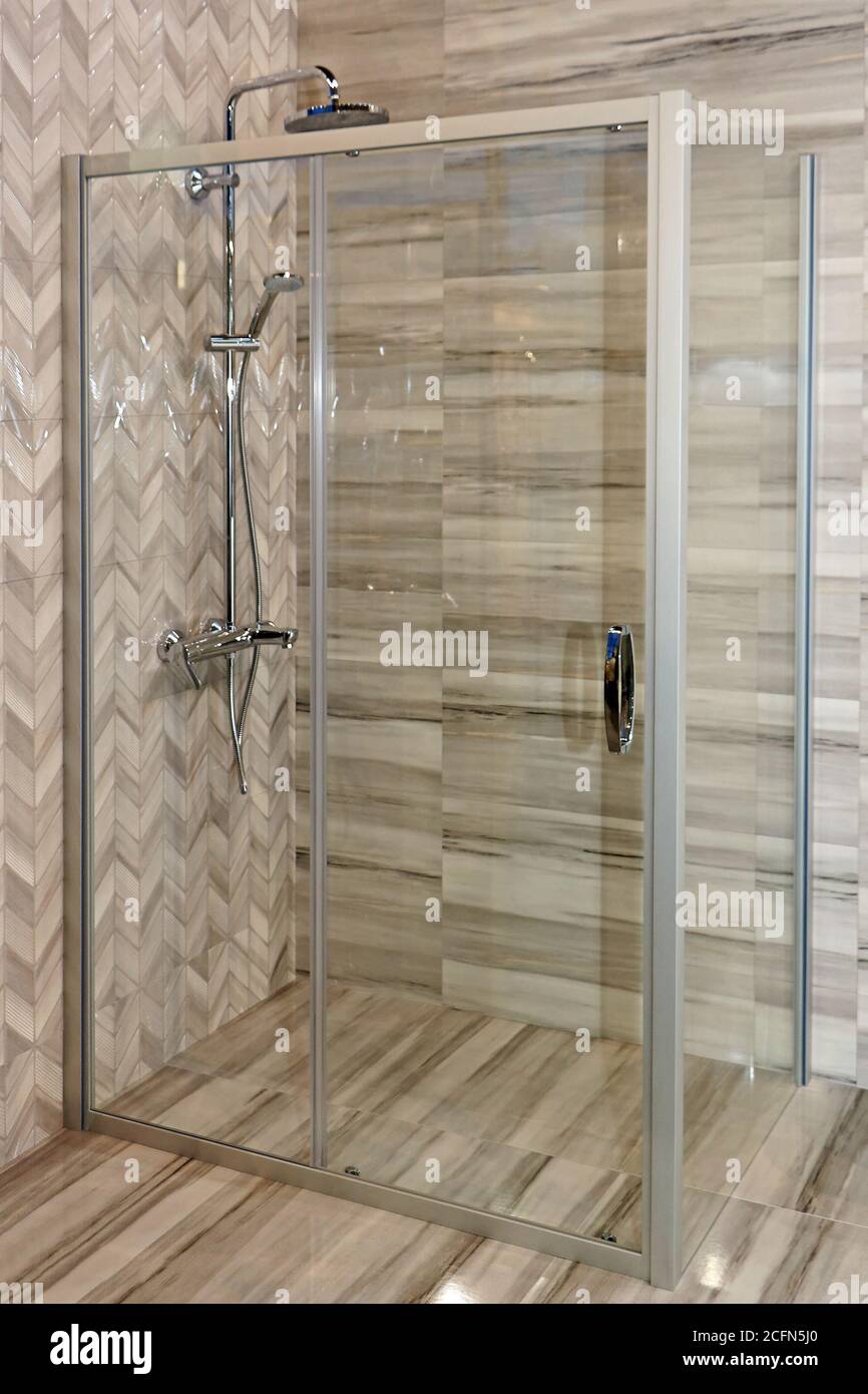Gebrochene moderne Wasser Gas-Heizung neben Dusche Kabine innen elegante  saubere Badezimmer Innenraum Stockfotografie - Alamy