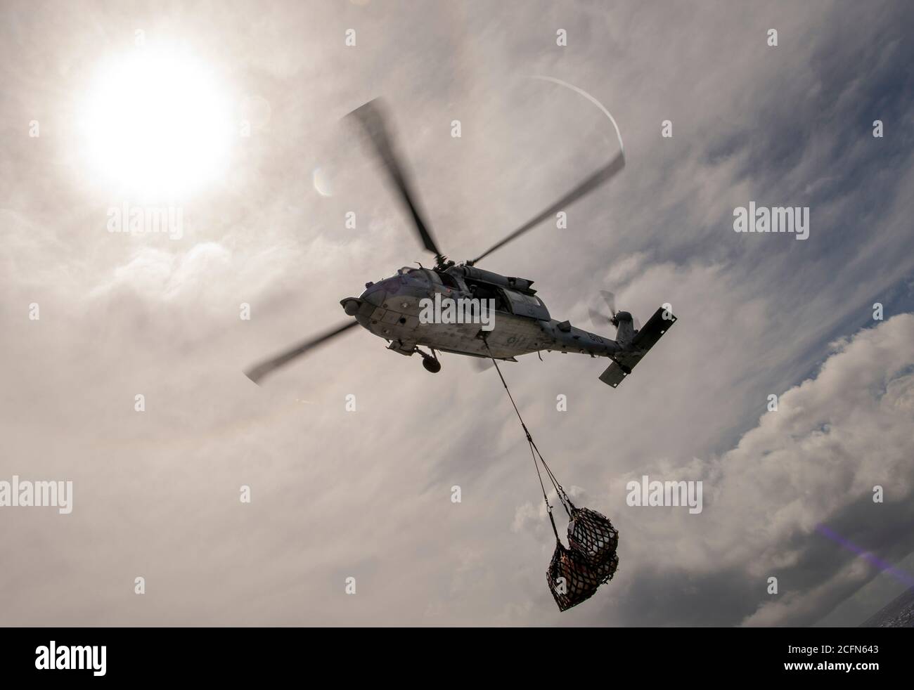 200905-N-UI104-1380 PHILIPPINISCHES MEER (SEPT. 05, 2020) – ein MH-60S Sea Hawk, der den „Goldenen Falken“ des Helicopter Sea Combat Squadron (HSC) 12 zugeordnet ist, transportiert Lieferungen während einer vertikalen Nachfüllung mit dem Amphibiendock-Landungsschiff USS Comstock (LSD 45). Comstock wird in der philippinischen See eingesetzt und führt routinemäßige Seeoperationen durch. (USA Navy Foto von Mass Communication Specialist 1st Class Bryan Niegel/veröffentlicht) Stockfoto