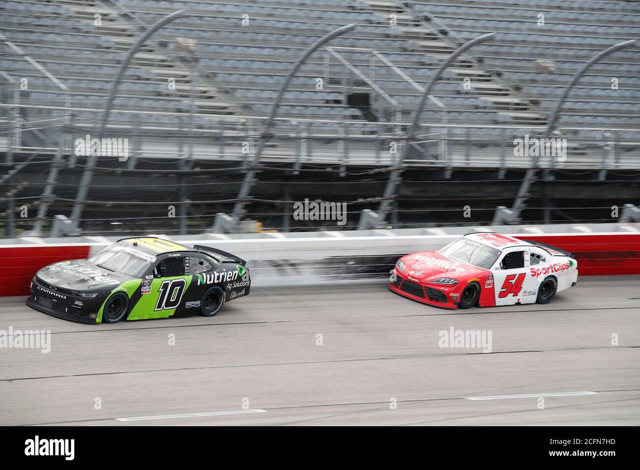 Darlington, South Carolina, USA. September 2020. Ross Chastain (10) Rennen für den Sport Clips Haircuts VFW 200 auf dem Darlington Raceway in Darlington, South Carolina. Kredit: Stephen A. Arce/ASP/ZUMA Wire/Alamy Live Nachrichten Stockfoto