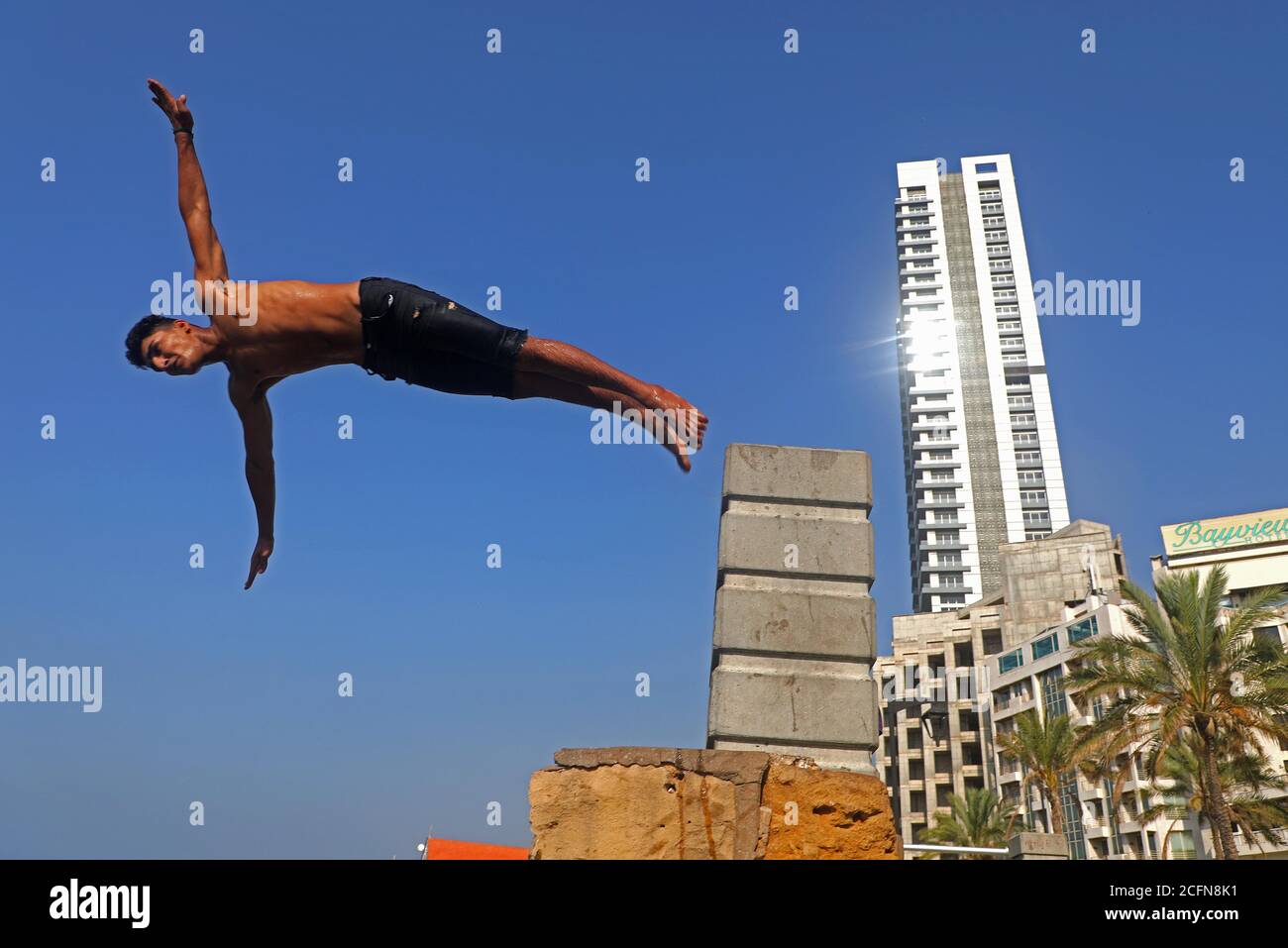 Peking, Libanon. September 2020. Ein junger Mann taucht an der corniche von Beirut, Libanon, 6. September 2020. Die Zahl der COVID-19-Infektionen im Libanon stieg am Sonntag um 415 auf 20,426, während die Zahl der Todesopfer um vier auf 191 stieg, berichtete das Gesundheitsministerium. Quelle: Bilal Jawich/Xinhua/Alamy Live News Stockfoto