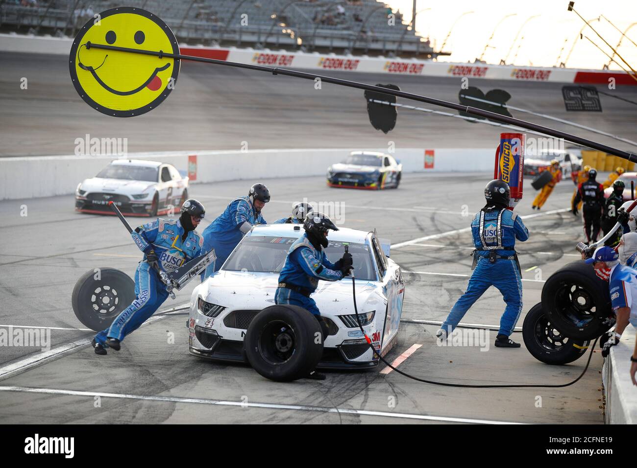 Darlington, South Carolina, USA. September 2020. Die Crew VON KEVIN HARVICK Stewart-Haas Racing wechselt während des Cook Out Southern 500 auf dem Darlington Raceway die Reifen in einem Boxenstopp. Kredit: Stephen A. Arce/ASP/ZUMA Wire/Alamy Live Nachrichten Stockfoto