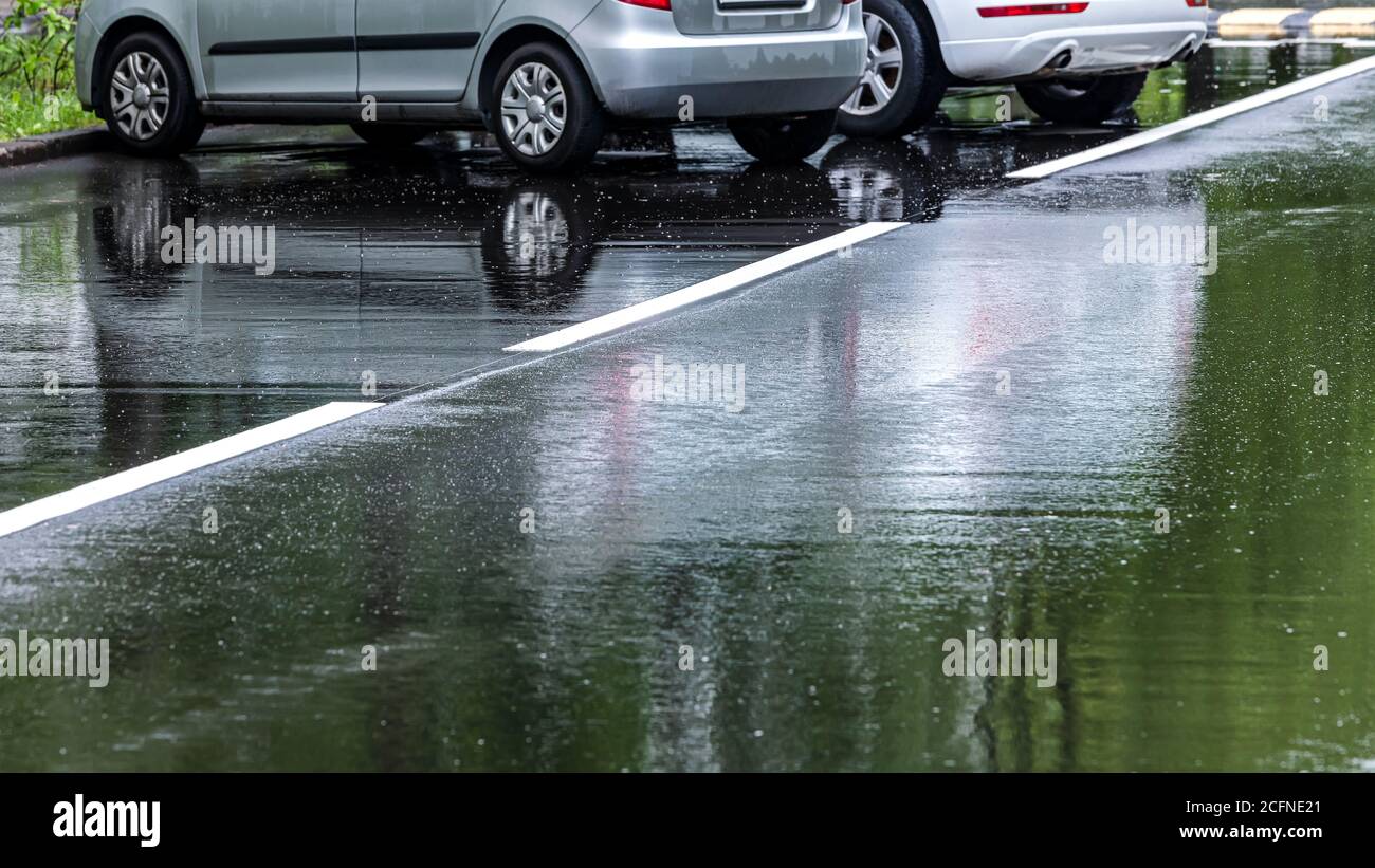 Geparkte Autos auf dem Parkplatz im Wohnviertel Nach starkem Regen Stockfoto