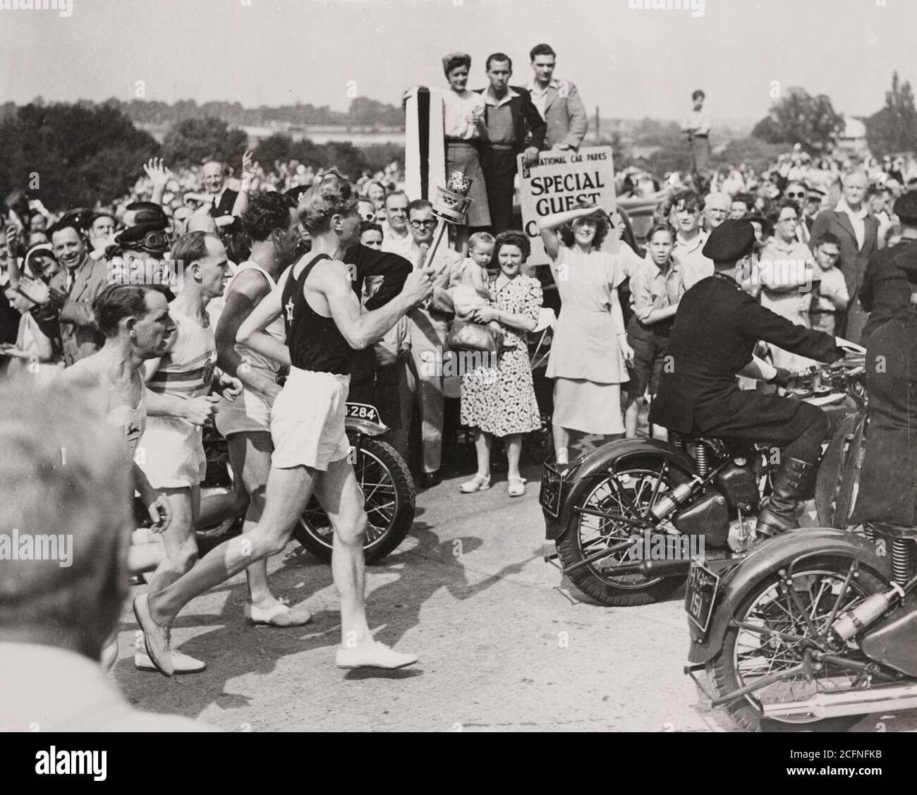 Die olympische Fackel kommt im Wembley Stadium, London, 1948 an