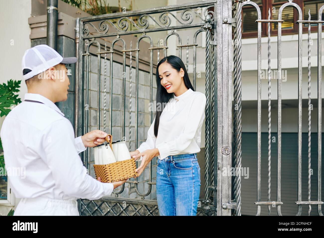 Frau Mit Milchlieferung Stockfoto