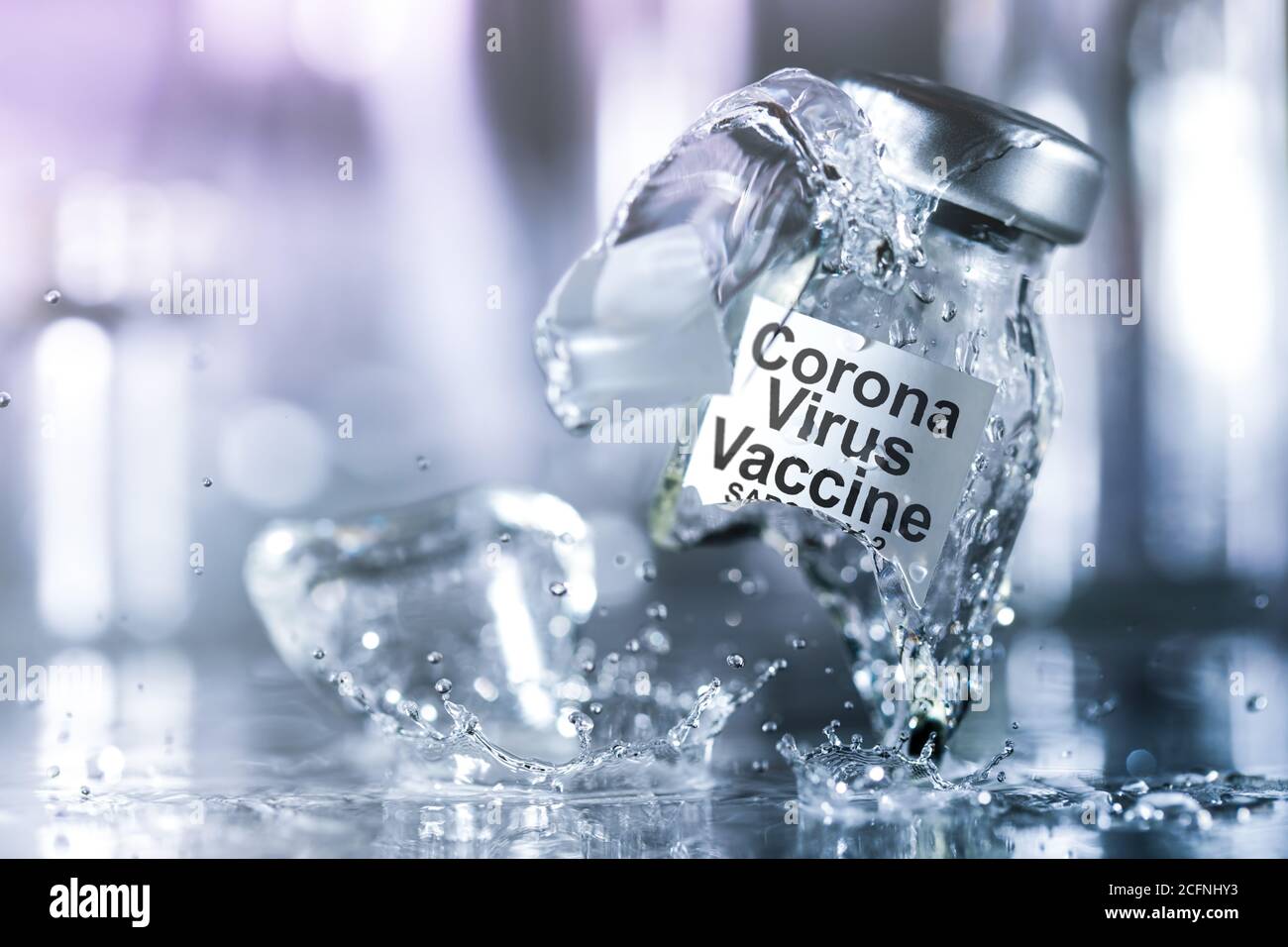 Coronavirus-Impffläschchen, die mit Spritzflüssigkeit in Stücke brechen. Versäumnis, einen Impfstoff zu erstellen, eine Heilung für das Corona-Virus zu finden, oder die Gefahren von Stockfoto