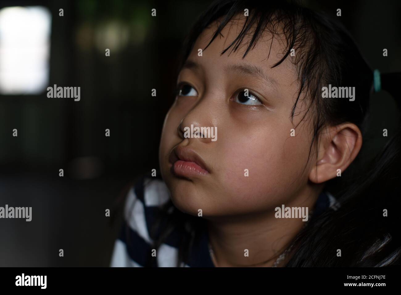 Asiatische kleines Kind Mädchen suchen und denken mit einsam Und Traurigkeit.Low-Key-Stil Stockfoto