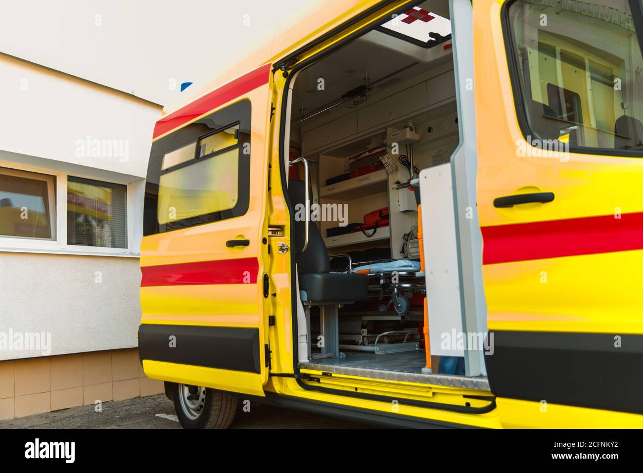 Zaporozhye/Ukraine- November 08 2019 :Ambulanz mit offener Tür. Krankenwagen im Inneren. Seitenansicht. Stockfoto
