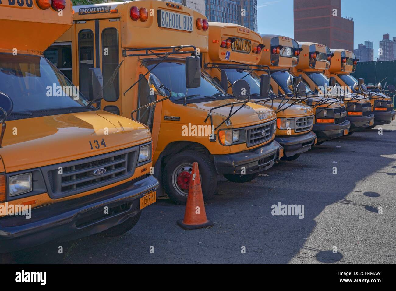 New York, Usa. September 2020. New York gelbe Schulbusse auf einem Parkplatz gesehen. Kredit: SOPA Images Limited/Alamy Live Nachrichten Stockfoto