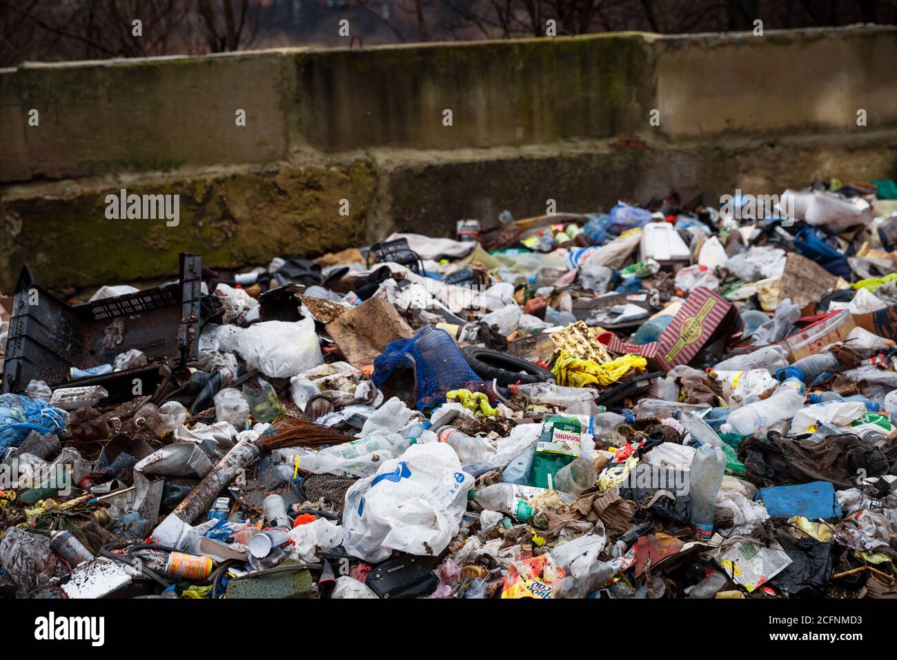 Dneprorudnoe/Ukraine - Januar 29 2020:Deponie. Ökologische Katastrophe. Unzulässiger Speicherauszug. Verschmutzung der Natur. Stockfoto