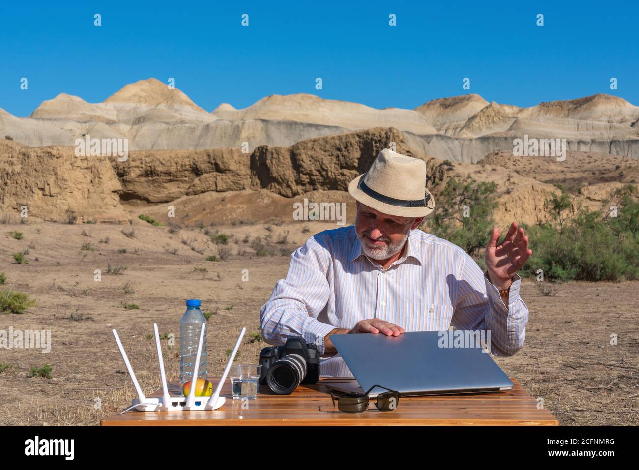 Mann Reisende beendete Arbeit am Laptop im Freien in den Bergen Stockfoto