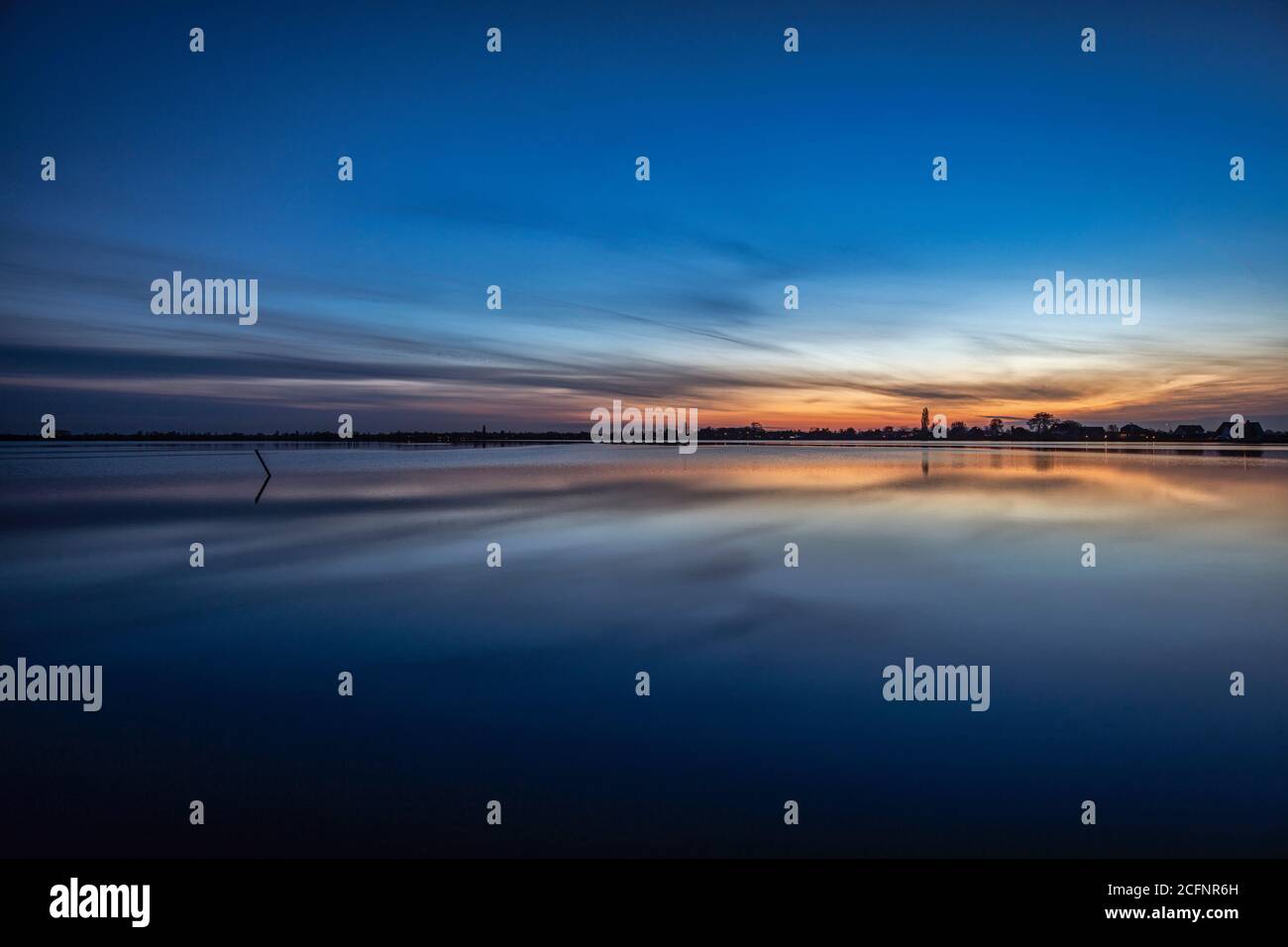 Niederlande, Loosdrecht, Loosdrechtse Plassen. Sonnenaufgang über den Seen. Stockfoto