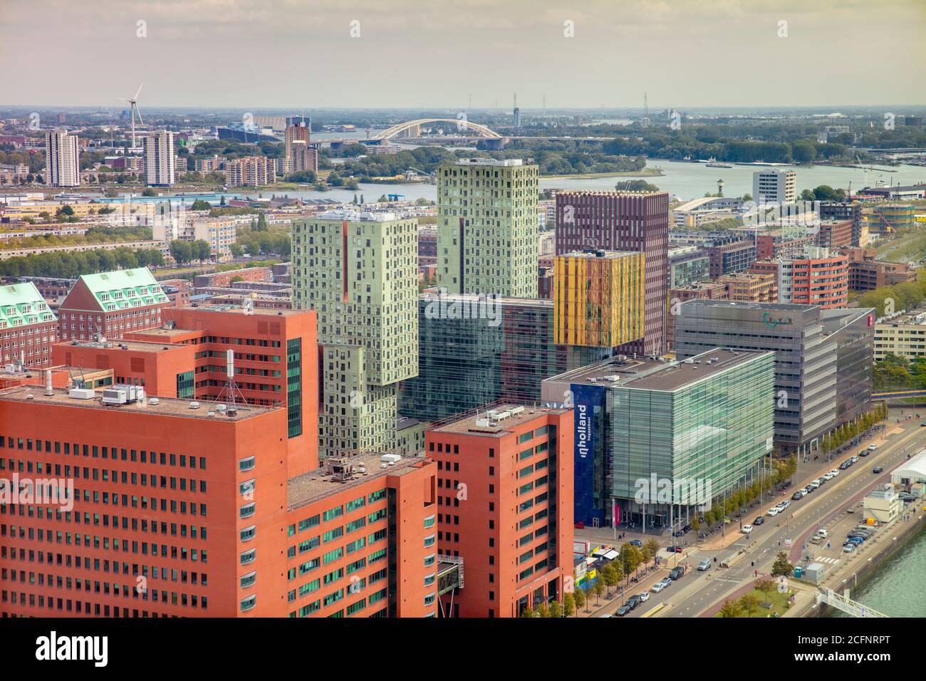 Niederlande, Rotterdam, Stadtzentrum, Hintergrund Brienenoord Brücke. Stockfoto