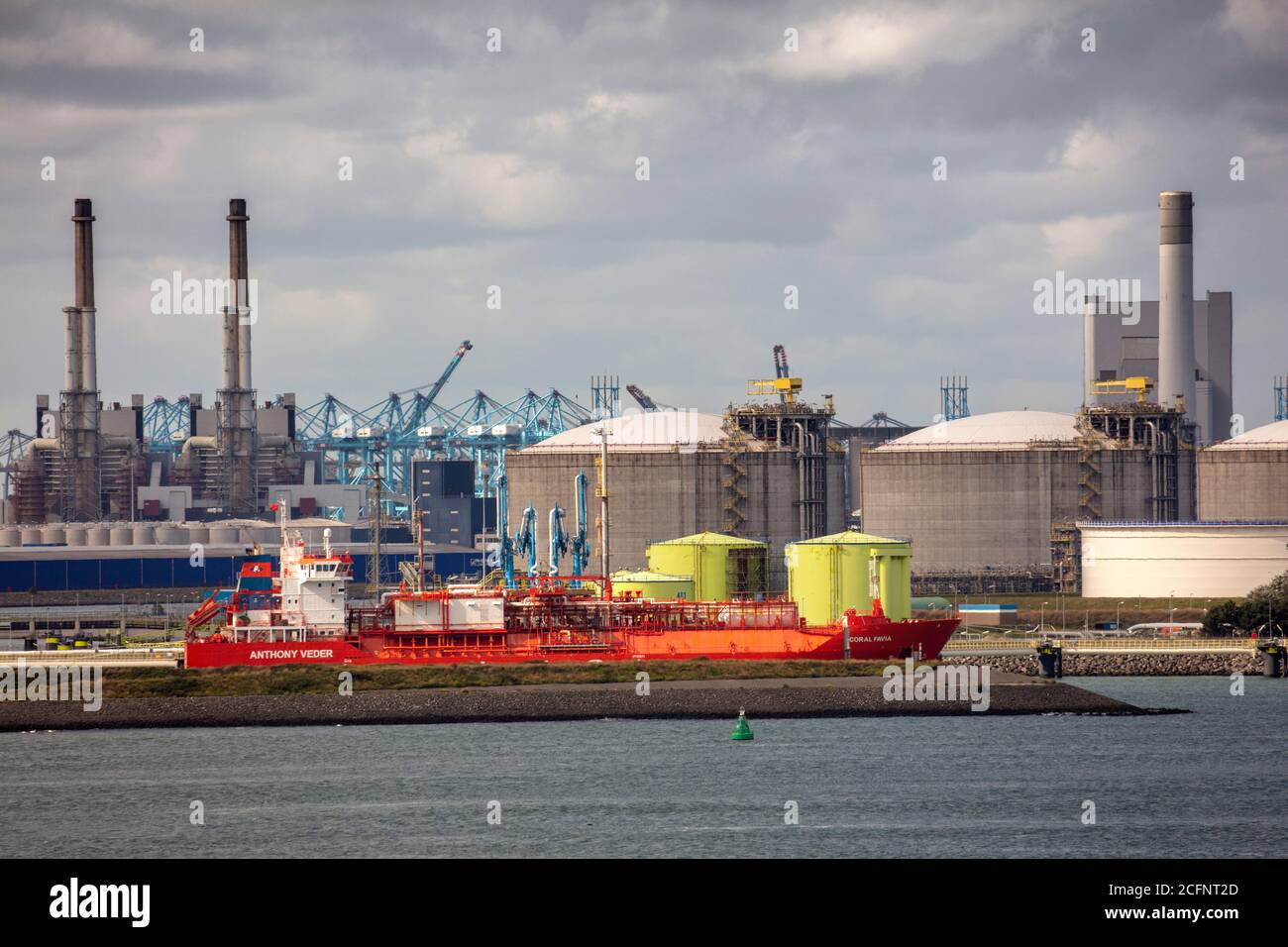 Niederlande, Rotterdam, Hafen von Rotterdam, Tanker für Flüssig-Erdgas ( LNG ). Gelbe LNG-Tanks. Stockfoto