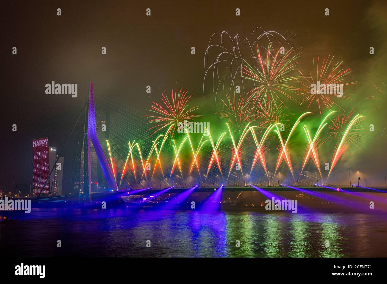 Niederlande, Rotterdam, Erasmus-Brücke, Feuerwerk Silvester 2019-2020. Stockfoto