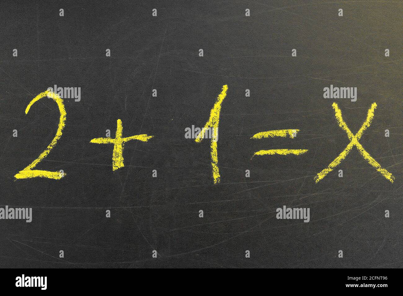 Einfache mathematische Gleichung in der Universität an der Tafel. Konzept von Bildung und Lernen. Stockfoto