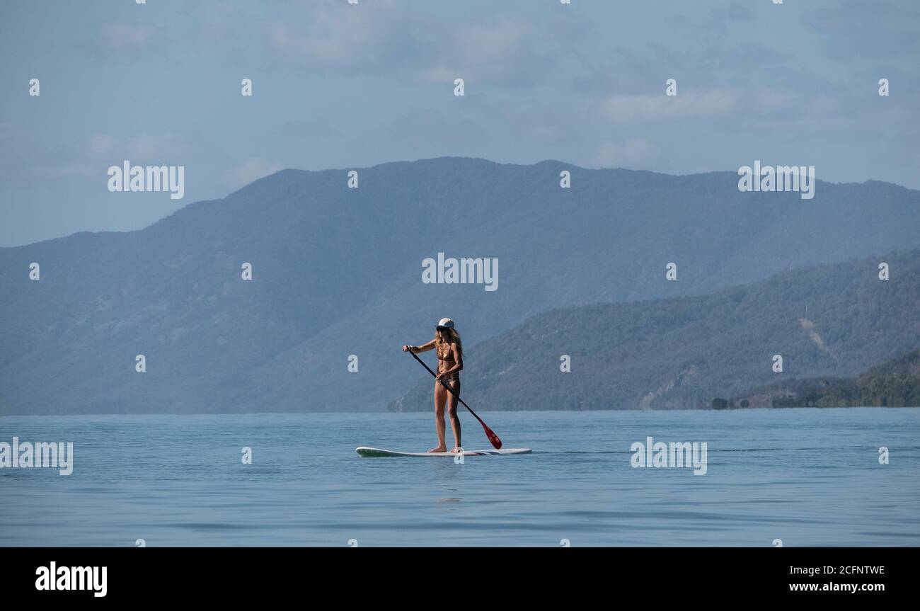 North Queensland Australien. Stand Up Paddle Boarding am Four Mile Beach in Port Douglas North Queensland. Stockfoto