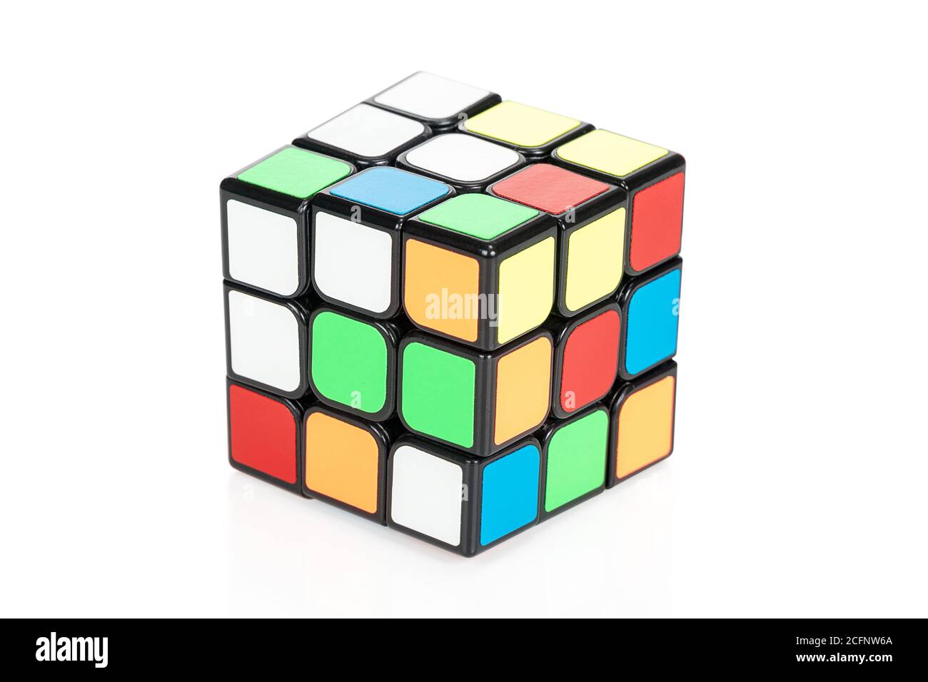 CHARKOW, UKRAINE - D5.Mai 2020: Rubik Würfel auf weiß Stockfoto