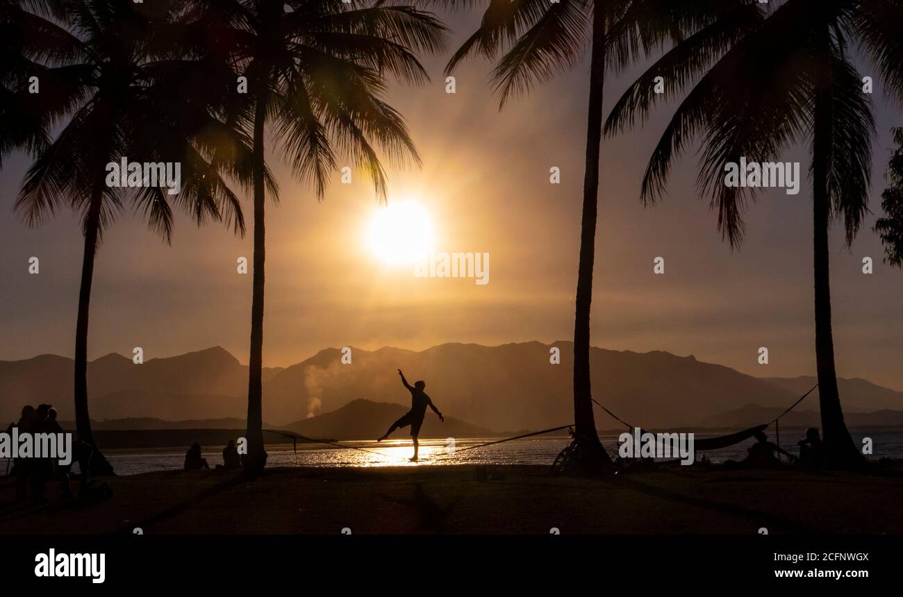 Balancing auf einer schlaffen Linie in North Queensland Australien. Stockfoto