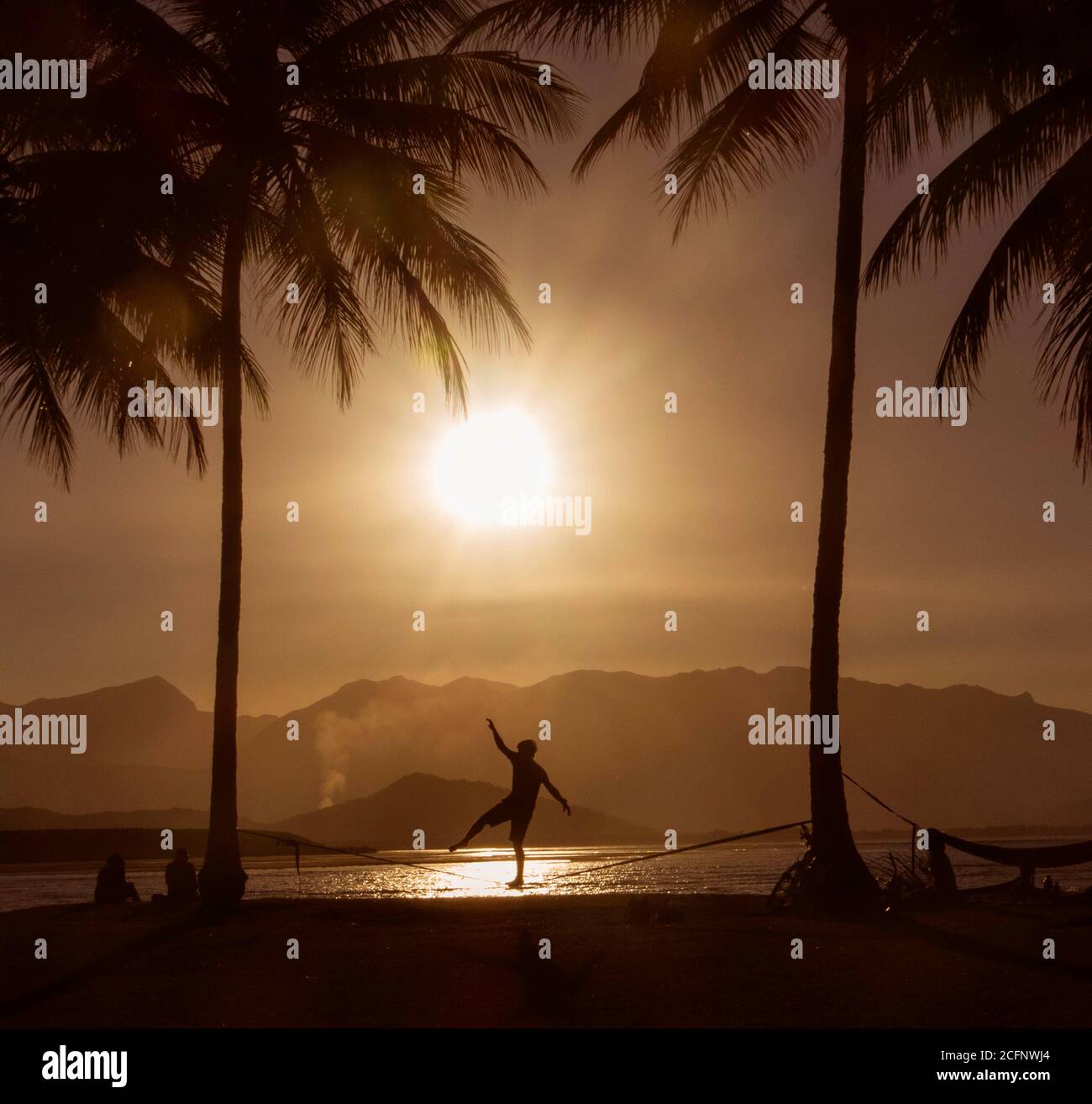 Balancing auf einer schlaffen Linie in North Queensland Australien. Stockfoto