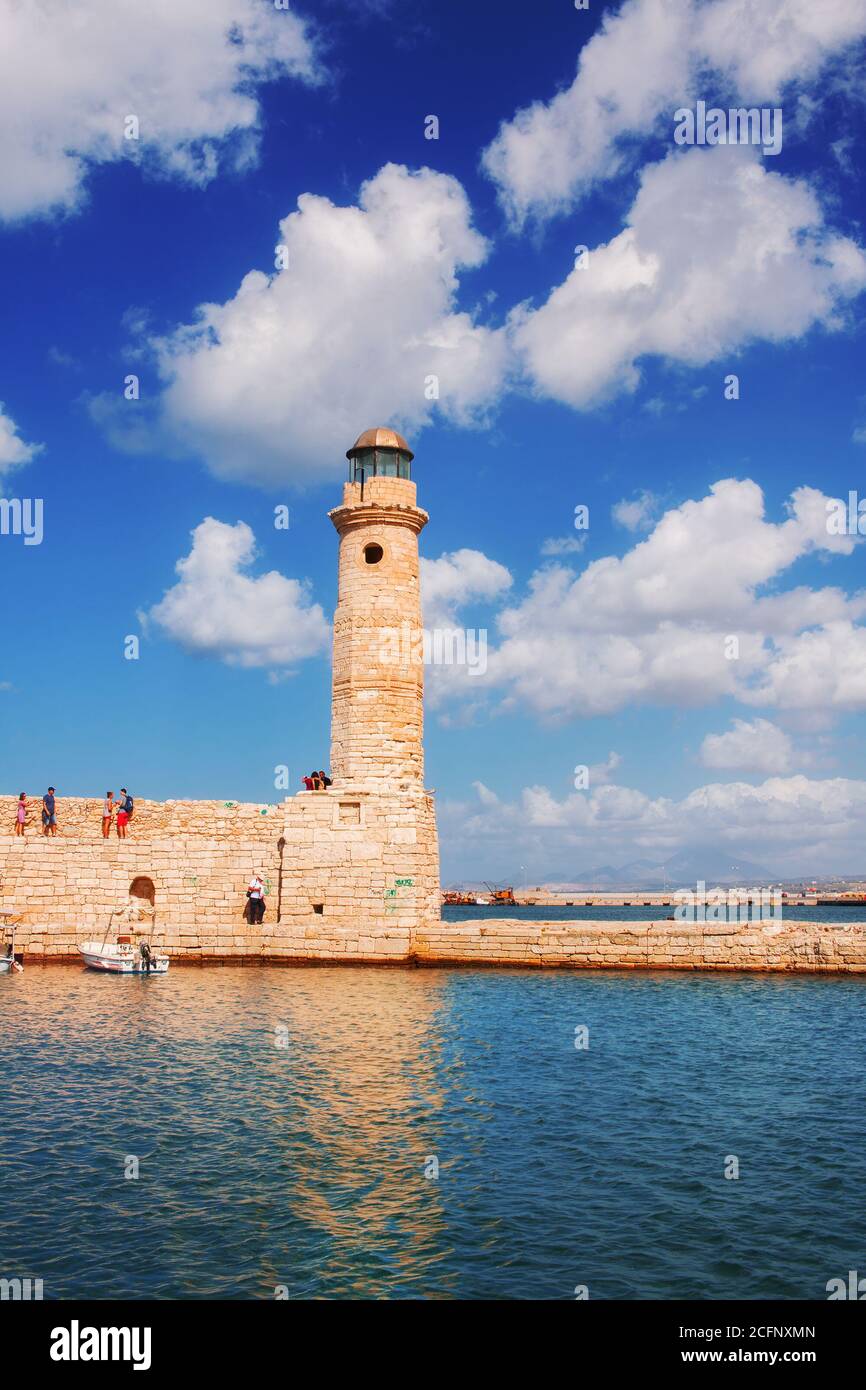 Rethymnon Leuchtturm im alten venezianischen Hafen, Kreta Insel, Griechenland Stockfoto