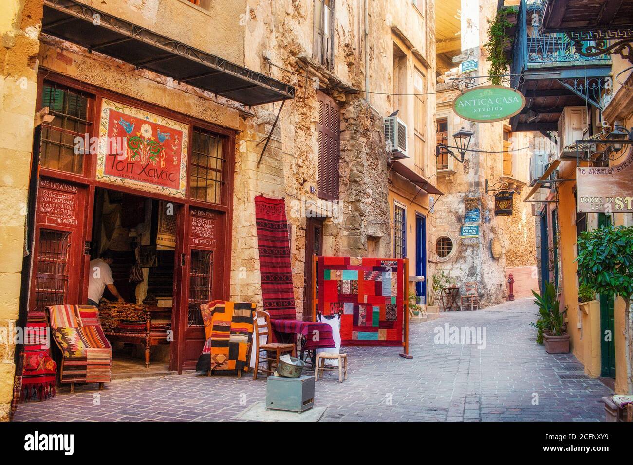 11.9.2016 - schmale Straße mit traditioneller Architektur, Cafés und Restaurants in der Altstadt von Chania, Kreta Stockfoto