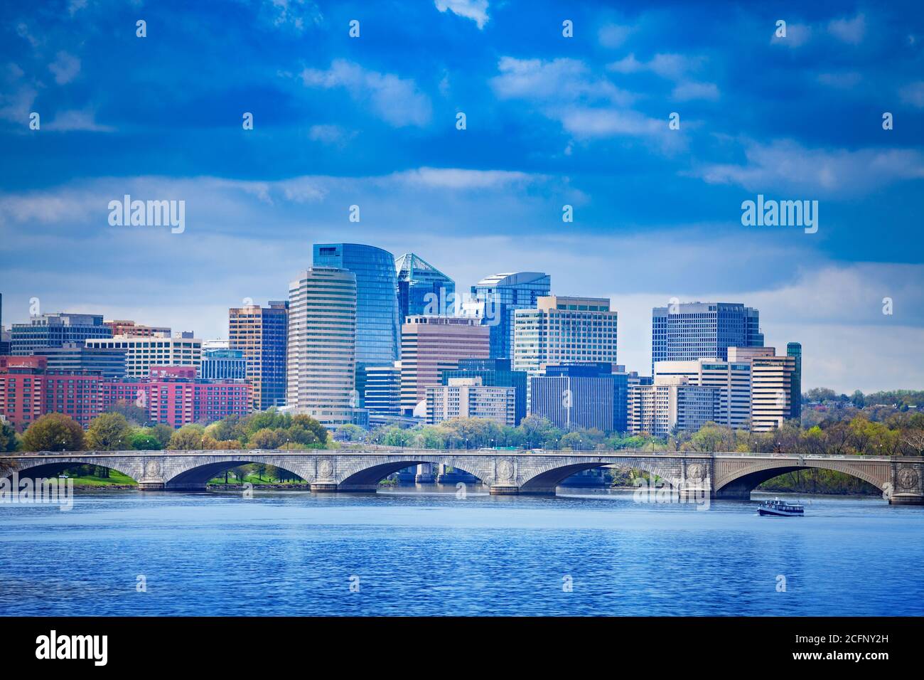 Arlington Memorial Bridge über Rosslyn District Blick von Washington Stockfoto