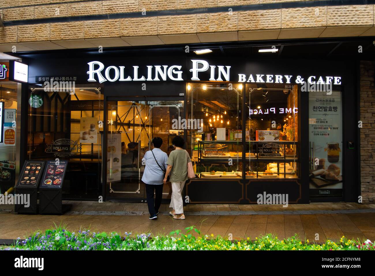 Eine Bäckerei und ein Café in der Mencenatpolis Outlet Mall in der Nähe der Hapjeong Station in Seoul, Südkorea. Stockfoto