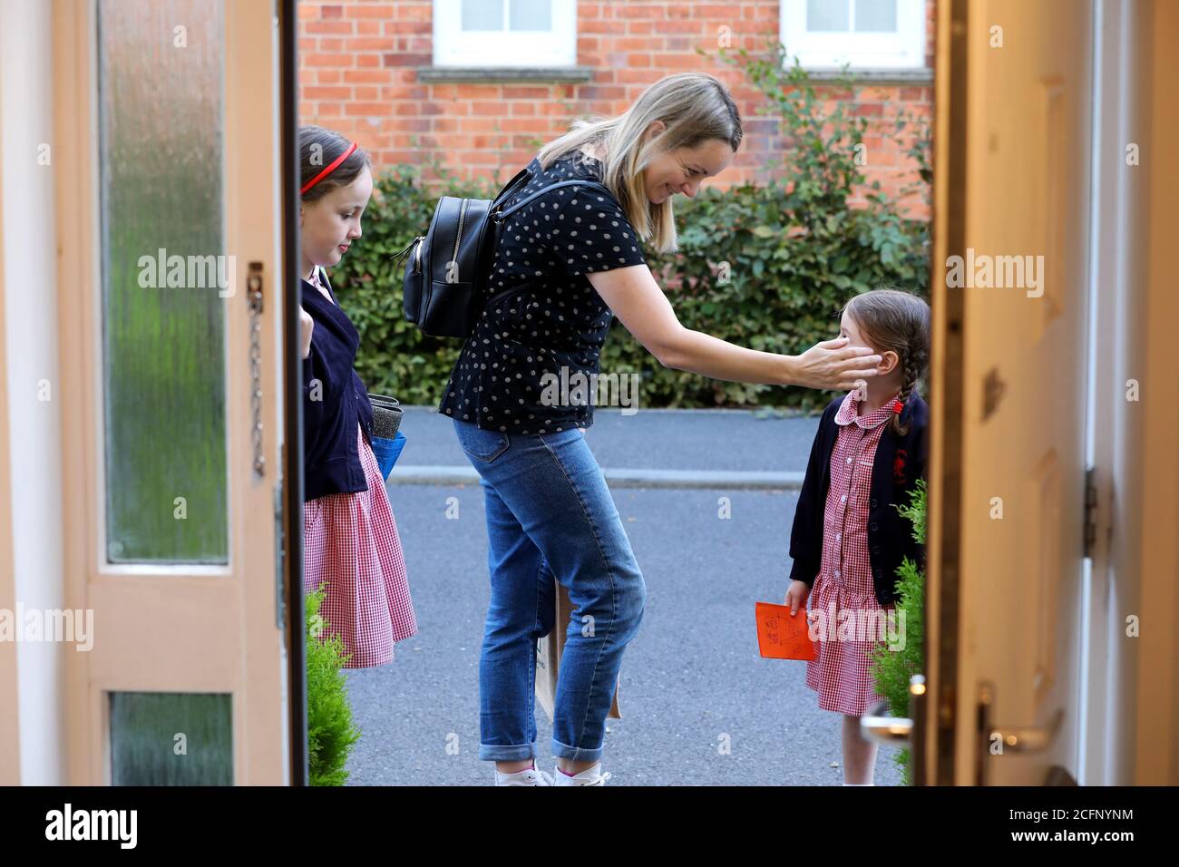 Chichester, West Sussex. Eine Mutter bereitet ihre beiden Kinder auf ihren ersten Schultag nach der Pandemie von Covid 2020 vor. Kredit: Sam Stephenson/Alamy Live Nachrichten Stockfoto