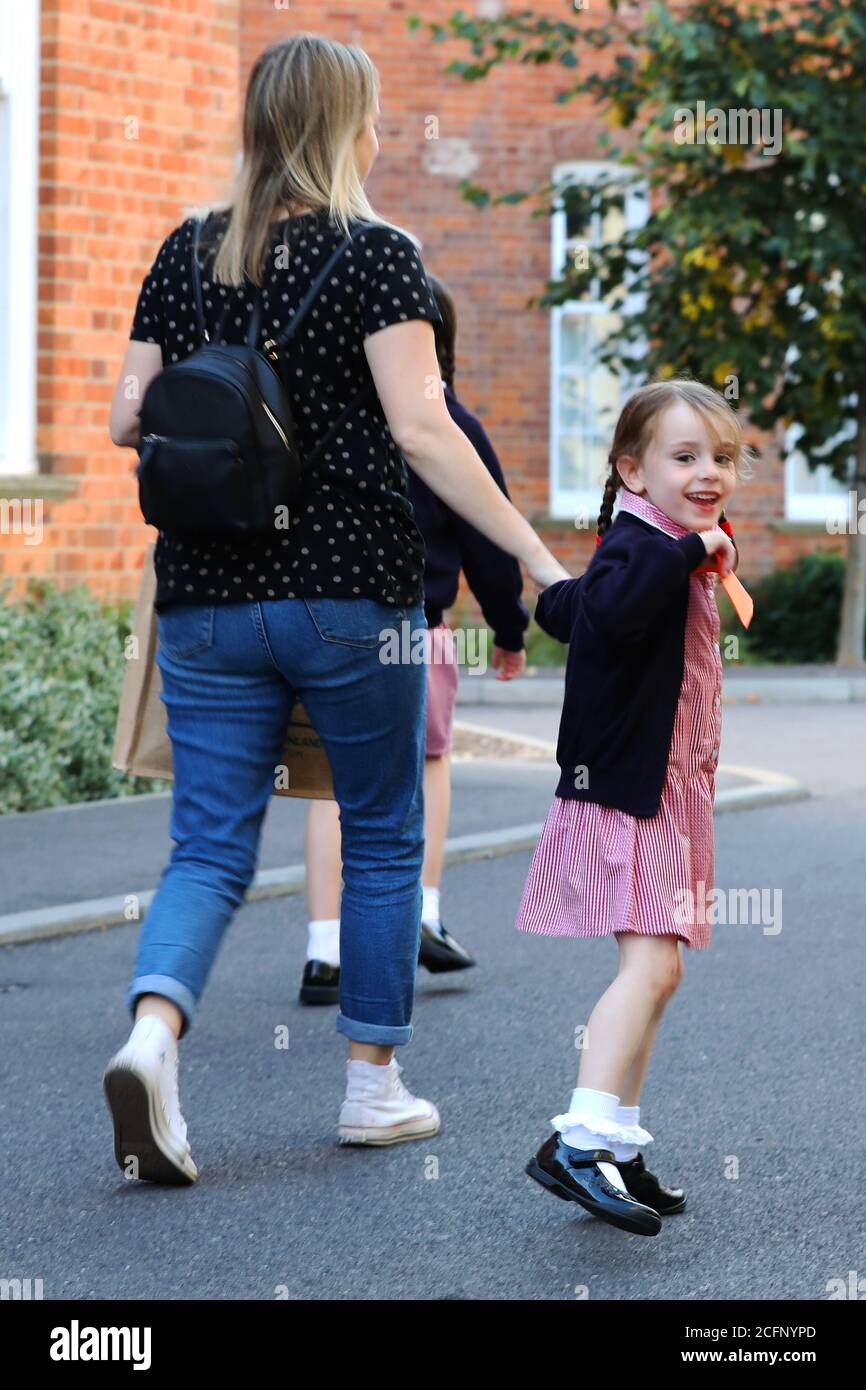 Chichester, West Sussex. Eine Mutter bereitet ihre beiden Kinder auf ihren ersten Schultag nach der Pandemie von Covid 2020 vor. Kredit: Sam Stephenson/Alamy Live Nachrichten Stockfoto