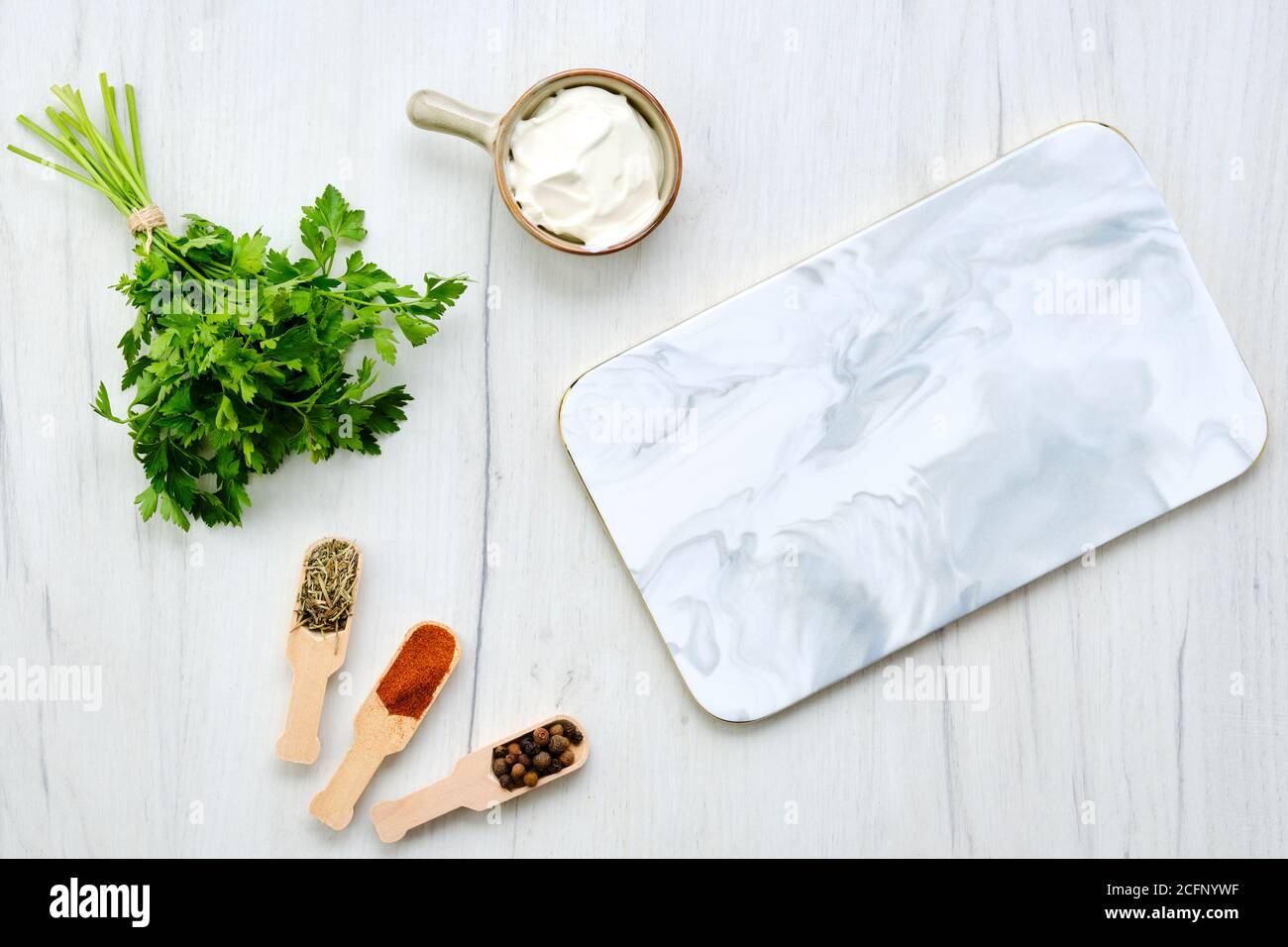 Blick von oben auf den weißen Tisch mit Marmorplatte und Gewürz Stockfoto