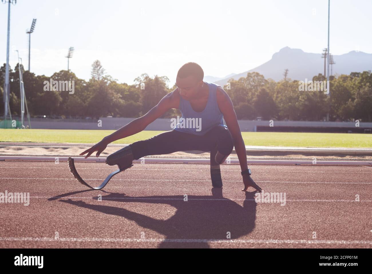 Männliche Sportler mit prothetischen Bein Durchführung Dehnungsübung Stockfoto