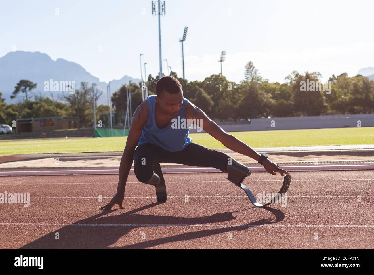 Männliche Sportler mit prothetischen Bein Durchführung Dehnungsübung Stockfoto